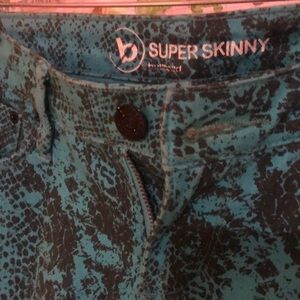 Bullhead Rare Turquoise Blue Snake Print Women Jeans